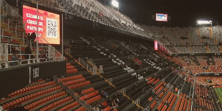 德比大战球迷对峙氛围实拍(阶级与文化的对立)