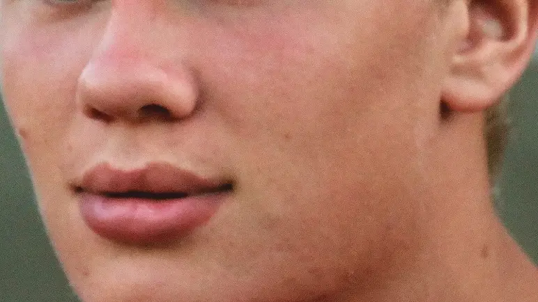 中锋禁区内抢点射门的赛场实拍（身体对抗下的终结）